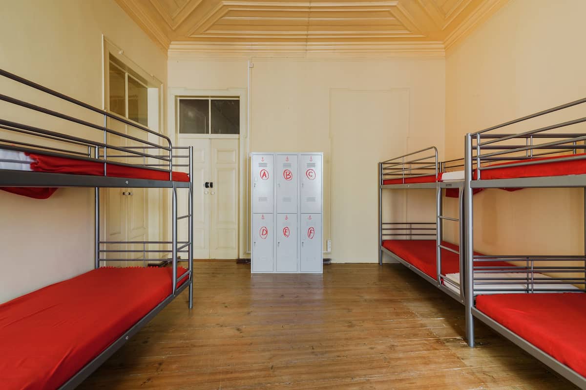 Een kluis op de kamer, verduisterende gordijnen, extra bedden
