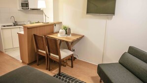 Apartamento estándar | Zona de estar | Una televisión de pantalla plana