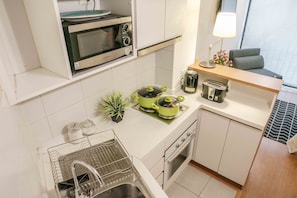 Standard Apartment | Private kitchenette | Fridge, microwave, oven, stovetop