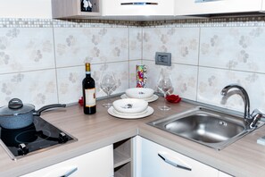 Deluxe Studio | Private kitchen | Fridge, coffee/tea maker, electric kettle - Eden Rooms (La Spezia)