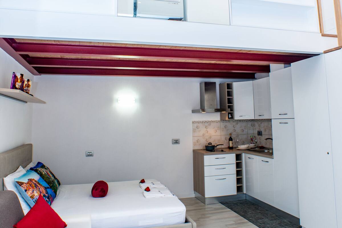 Studio Deluxe | Coin séjour | Télévision à écran plat de 32 pouces avec chaînes par satellite