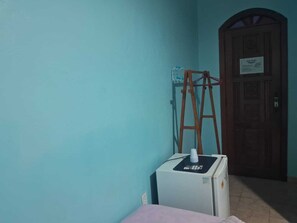 Suíte econômica | 2 quartos, frigobar, escrivaninha, cortinas blackout