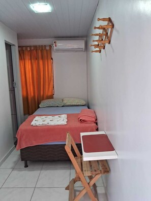 2 quartos, frigobar, escrivaninha, cortinas blackout