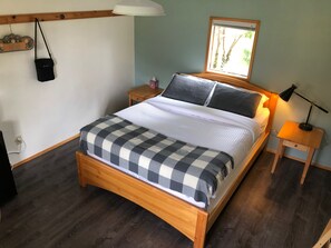 Classic Cabin, 1 Queen Bed (08) | Blackout drapes, free WiFi, bed sheets - Sheep Mountain Lodge (Sutton)