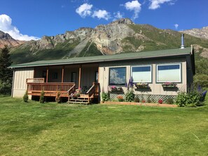 Mountain House | Blackout drapes, free WiFi, bed sheets - Sheep Mountain Lodge (Sutton)