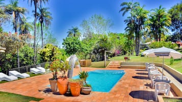 2 piscinas externas, piscina com cascata, espreguiçadeiras