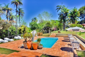 2 piscinas externas, piscina com cascata, espreguiçadeiras