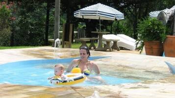 2 piscinas al aire libre, una piscina con cascada