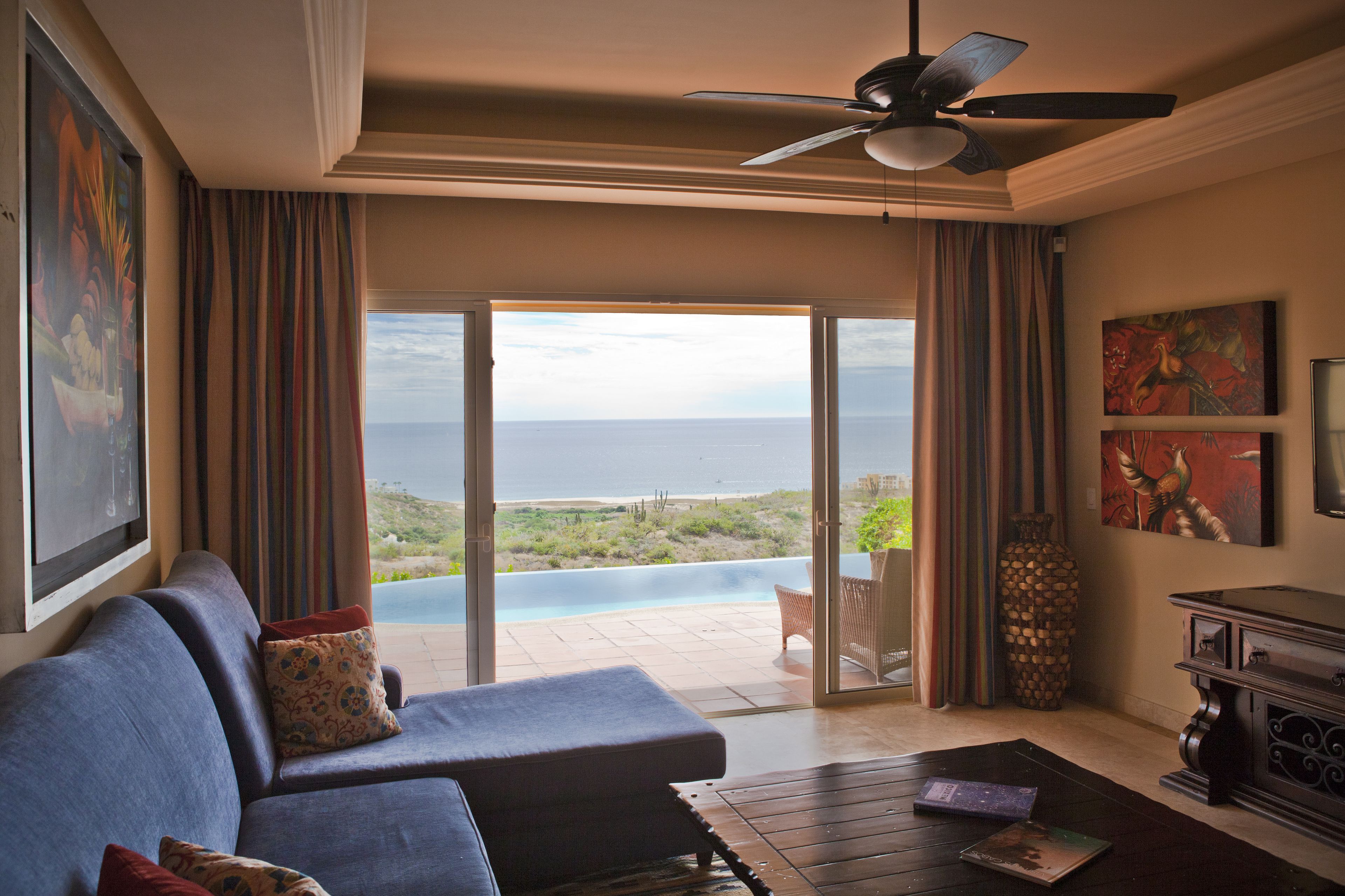 Villa de lujo, 3 habitaciones, vista al océano | Área de sala de estar | Televisión LED, chimenea y reproductor de DVD 