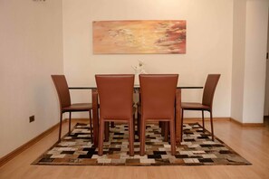 Standard Apartment, 3 Bedrooms | In-room dining