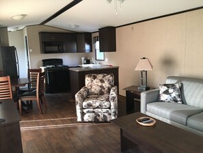 Cottage, 2 kamar tidur | Area keluarga | TV