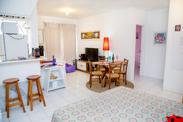 Deluxe Apartment, 2 Bedrooms, Smoking, Beach View | Living area - Flat Luxuoso Copacabana (Rio de Janeiro)