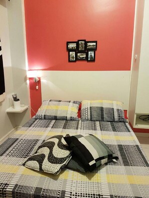 Chambre Club, 1 lit double, accessible aux personnes à mobilité réduite, vue ville | Coffres-forts dans les chambres, bureau, fer et planche à repasser