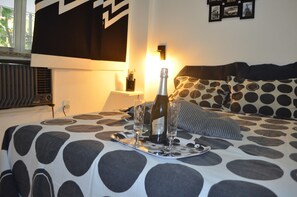 Rom – club, 1 dobbeltseng, tilgjengelighetstilpasset, byutsikt | Safe på rommet, skrivebord, strykejern/-brett og wi-fi (inkludert)