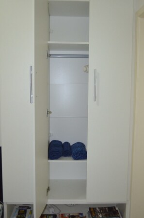 Rom – club, 1 dobbeltseng, tilgjengelighetstilpasset, byutsikt | Safe på rommet, skrivebord, strykejern/-brett og wi-fi (inkludert)