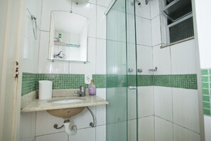 Chambre Club, 1 lit double, accessible aux personnes à mobilité réduite, vue ville | Salle de bain | Douche, sèche-cheveux, serviettes fournies