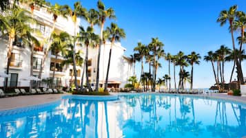 2 Außenpools, Sonnenschirme, Liegestühle