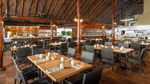 4 restaurants; breakfast, lunch, dinner, and brunch served - Holiday Inn Club VacationsThe Royal Cancun by IHG - All inclusive (Cancun)