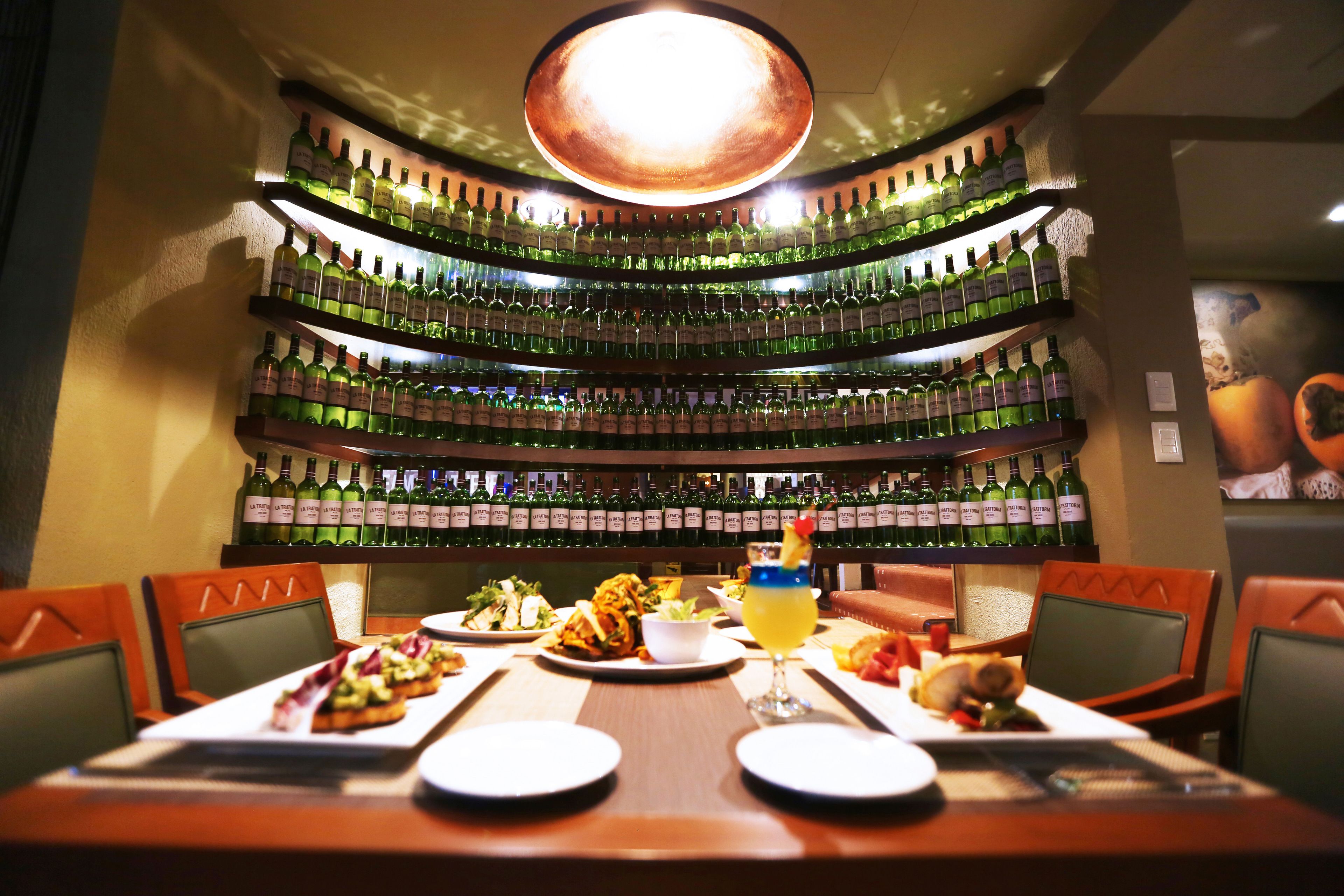 4 restaurantes; se sirven desayunos, comidas, cenas y brunch