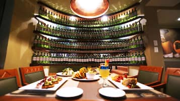 4 restaurantes; se sirven desayunos, comidas, cenas y brunch