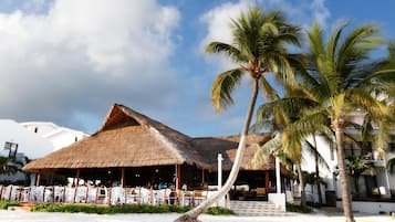 4 restaurantes, se sirven desayunos, comidas, cenas y cocina americana