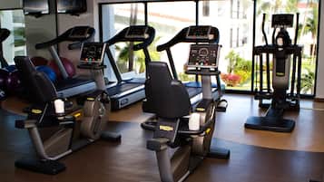 Ein Fitnessraum mit Ergometer, Laufbändern und Übungsbällen.