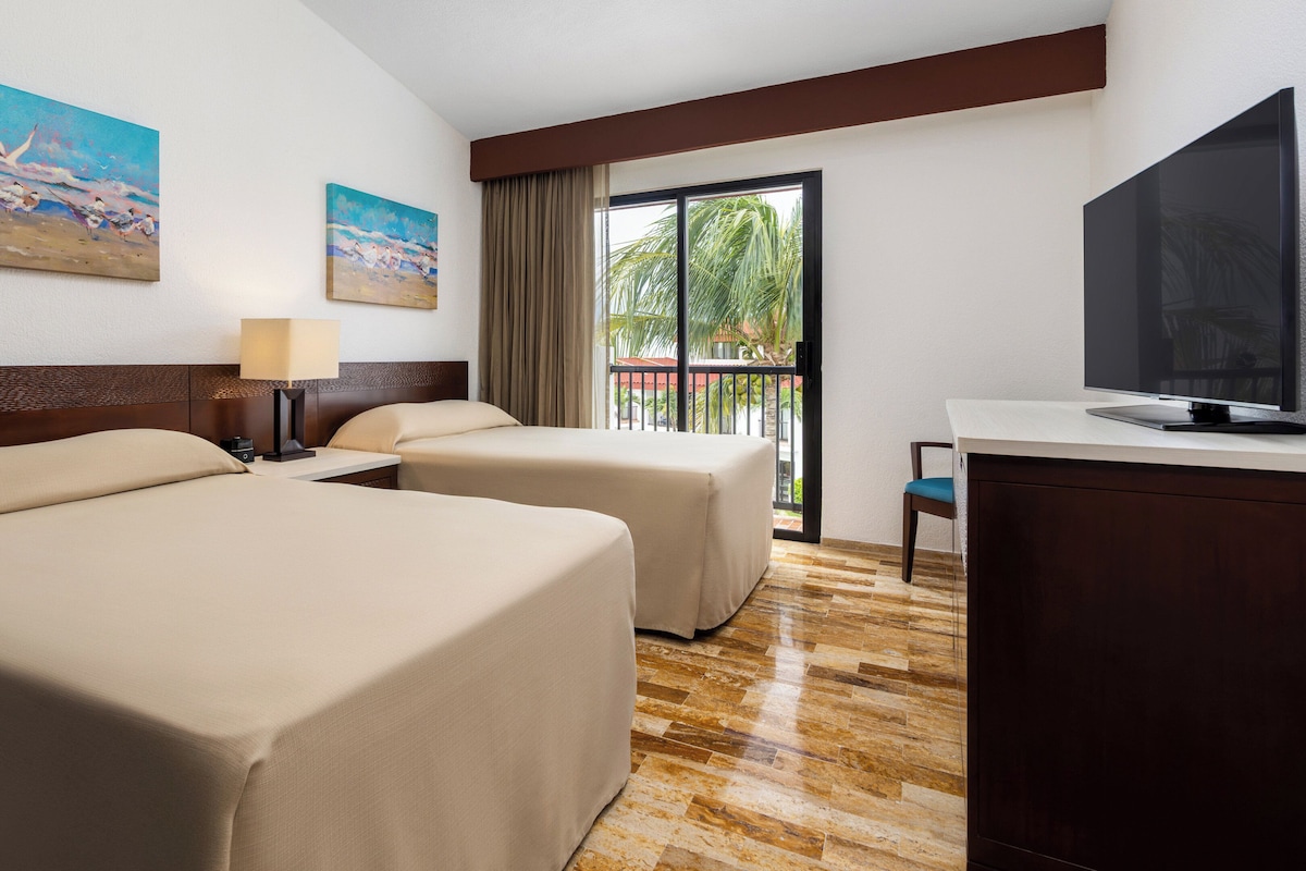 2 bedrooms, premium bedding, down comforters, pillowtop beds