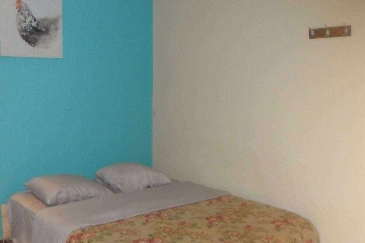 Iron/ironing board, rollaway beds, free WiFi