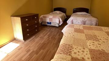 Chambre Triple Standard, 3 lits une place, salle de bains commune