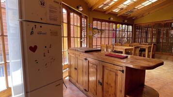 Refrigerador, horno, lavavajillas, utensilios de cocina