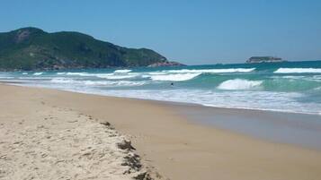 Perto da praia, areia branca, guarda-sóis, 6 bares na praia