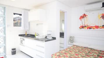Estúdio superluxo, 1 quarto, cozinha | Cozinha privada | Geladeira, micro-ondas, cafeteira/chaleira, liquidificador