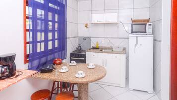 Apartamento superior, 1 quarto, cozinha | Cozinha americana privada | Geladeira, micro-ondas, cafeteira/chaleira, liquidificador