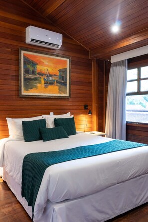 Chalet, Multiple Beds | Minibar, blackout drapes, bed sheets - Hotel Pedra Bonita (Petrópolis)