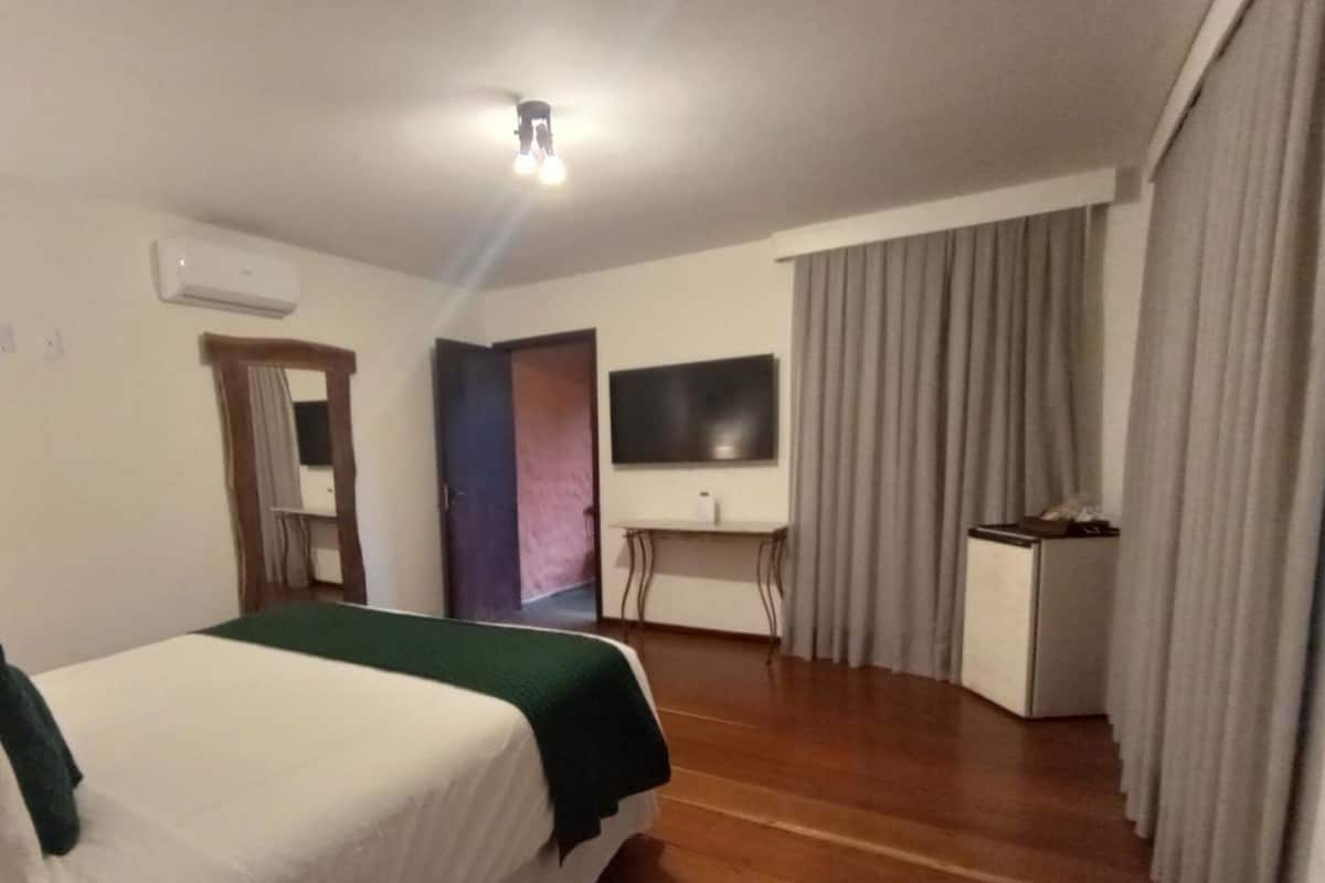 Minibar, mörklÀggningsgardiner och sÀngklÀder