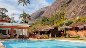 Innenpool, Außenpool, rund um die Uhr geöffnet, Liegestühle