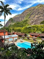 Una piscina techada, una piscina al aire libre