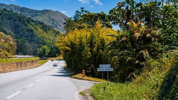 Una carretera con un cartel de hotel que indica 'HOTEL PEDRA BONITA' a la derecha.