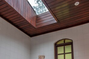Bungalow, nhiều giường | Phòng tắm | Buồng tắm vòi sen, đồ dùng nhà tắm miễn phí, máy sấy tóc, khăn tắm 
