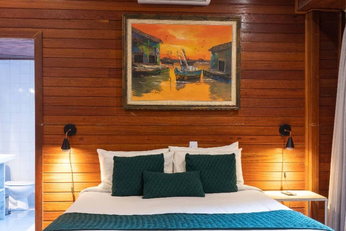 Minibar, mörklÀggningsgardiner och sÀngklÀder