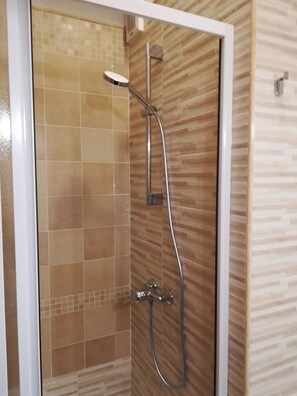 Habitación doble panorámica, 1 habitación, balcón, vista al mar | Baño | Regadera, amenidades de baño gratuitas, secadora de cabello, bidet