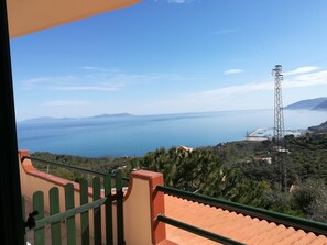 Chambre Double Panoramique, 1 chambre, balcon, vue mer | Literie de qualité supérieure, couette en duvet d'oie, bureau