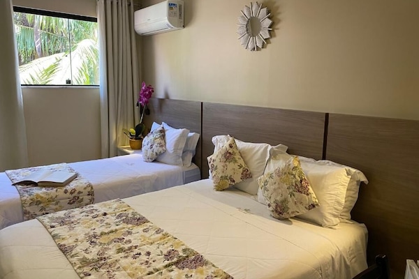 Quarto triplo superior | Cortinas blackout, ferros/tábuas de passar roupa, Wi-Fi de cortesia