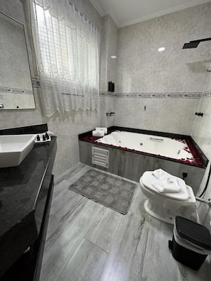 Chambre Confort, 1 grand lit | Salle de bain | Articles de toilette gratuits, serviettes fournies