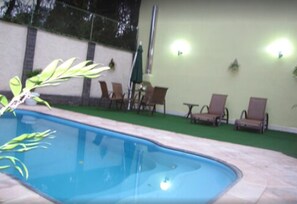 Outdoor pool, pool loungers - Pousada Princesa Isabel Dom Pedro (Petrópolis)