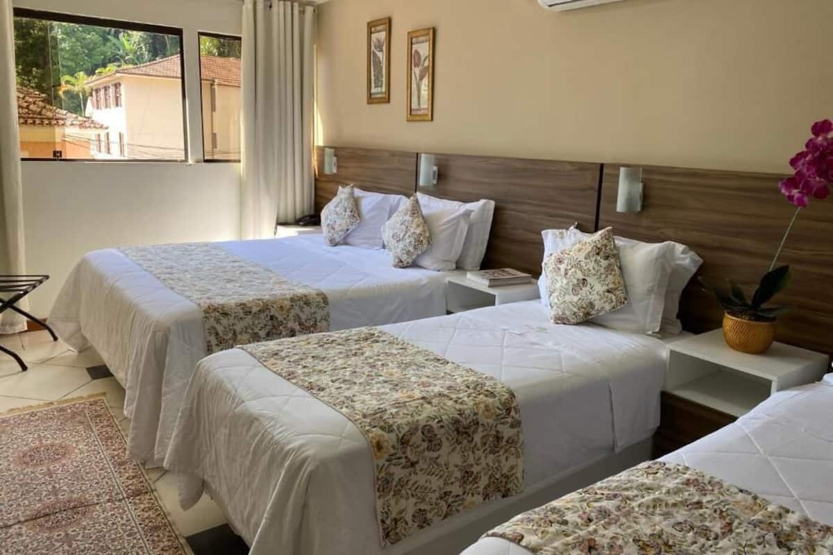 Superior Quadruple Room | Langsir/tirai gelap terus, seterika/papan seterika, Wi-fi percuma