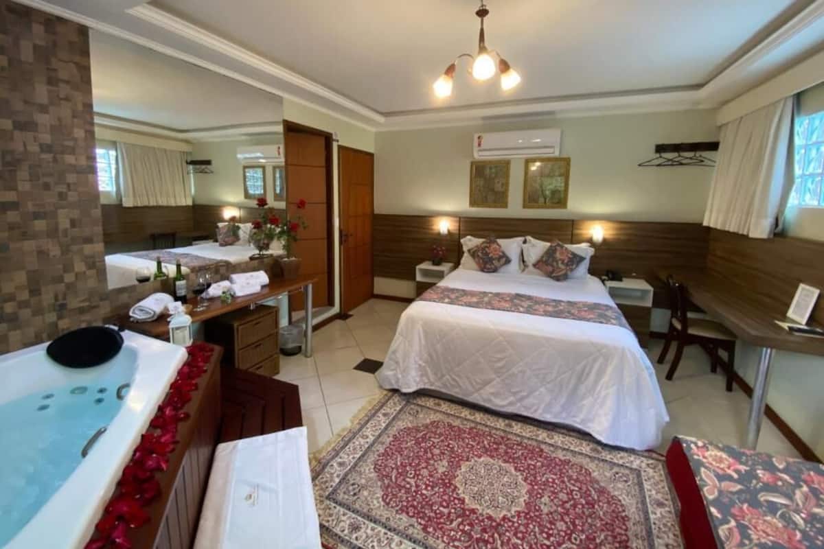 Deluxe Room | Langsir/tirai gelap terus, seterika/papan seterika, Wi-fi percuma