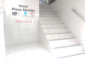 Interior entrance - Hotel Plaza Aleman (León)