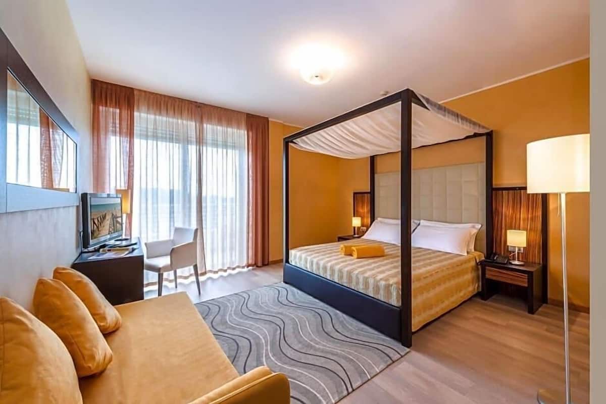 Luxe beddengoed, een minibar, een kluis op de kamer, een bureau