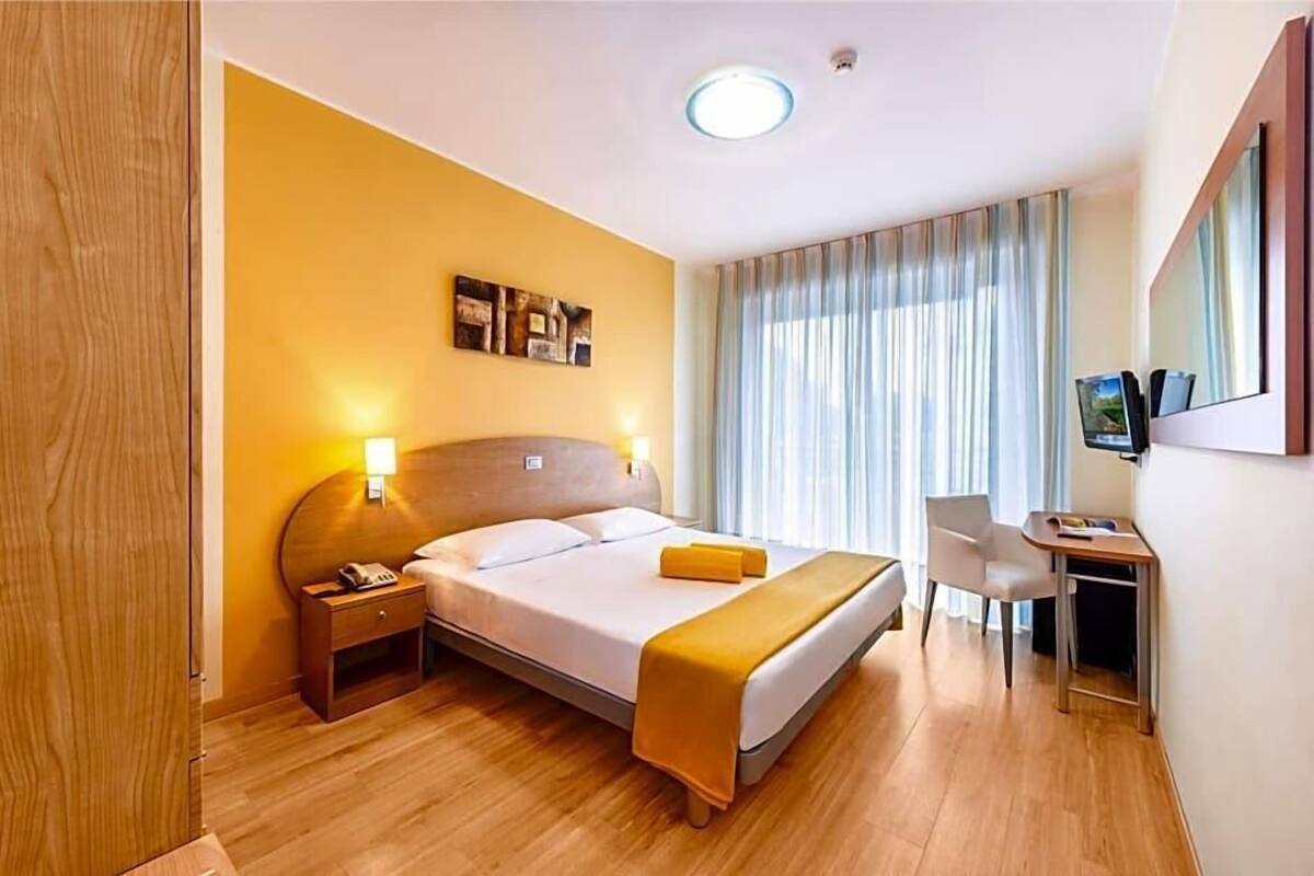 Luxe beddengoed, een minibar, een kluis op de kamer, een bureau